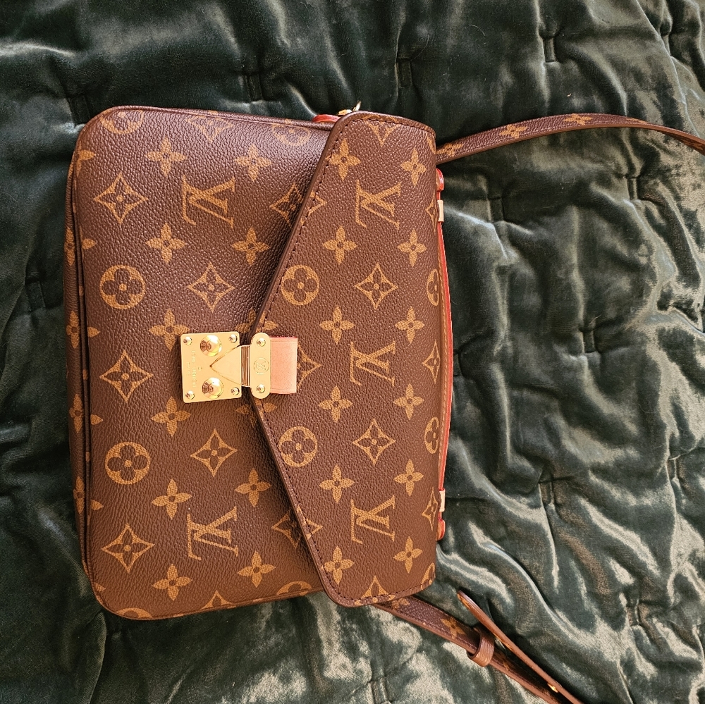 Louis Vuitton Pochette Mètis